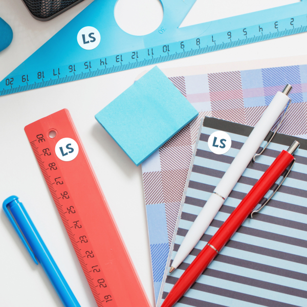 Runde Aufkleber mit Initialen